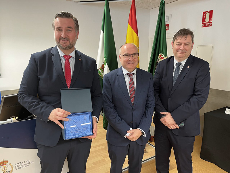 La Facultad de Comercio y Gestión entrega su Distinción de Honor al CAF Málaga